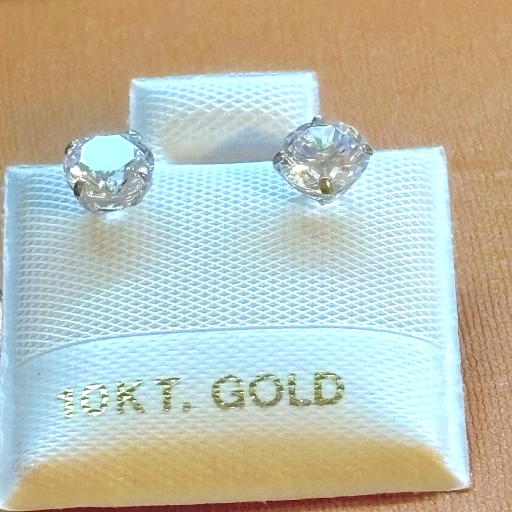 10kt White Gold Round Stud Earrings With Sparkling Stones. Brand New!